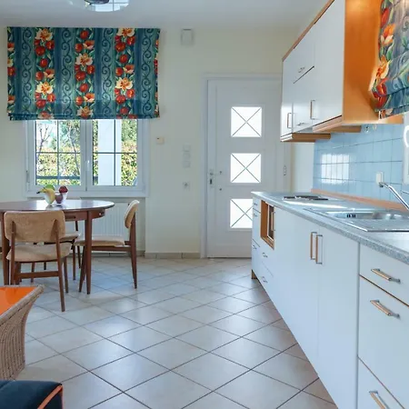Garden View Beach House *
